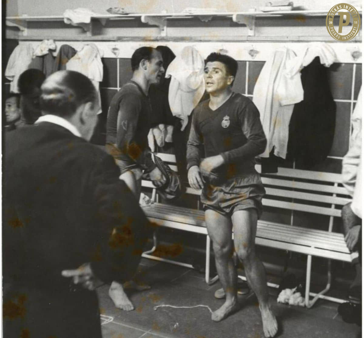 Először habfehérben