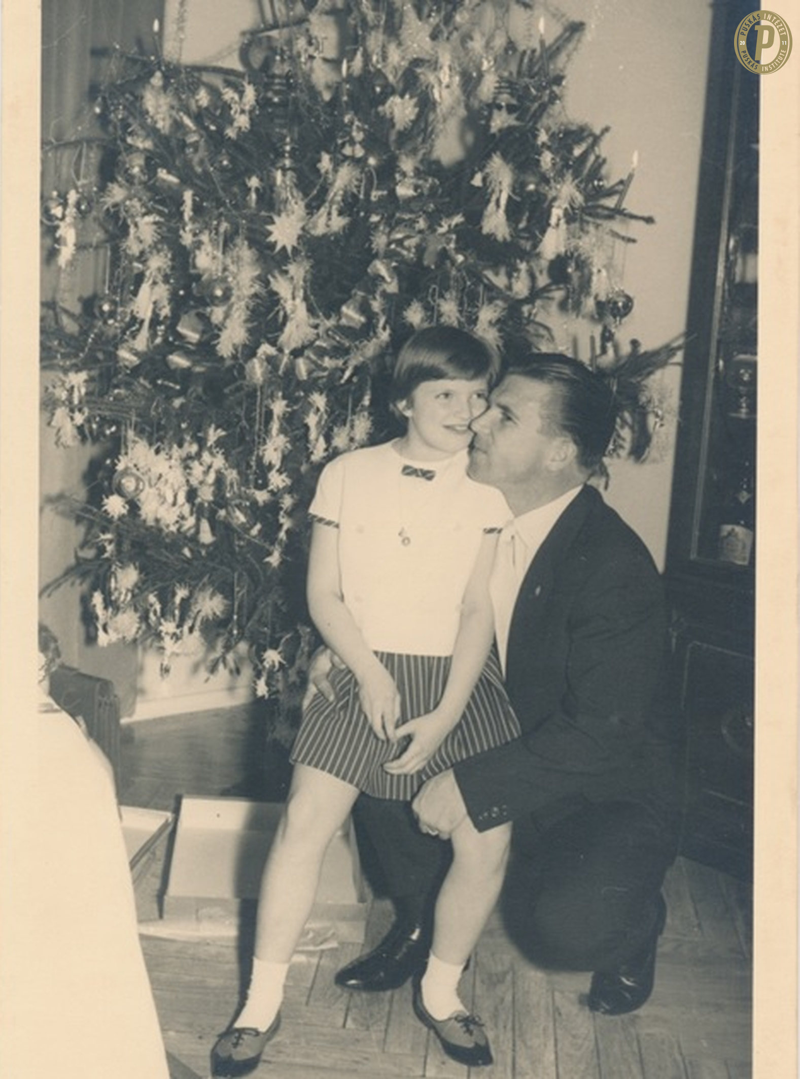 ÁLDOTT, BÉKÉS, BOLDOG KARÁCSONYI ÜNNEPEKET KÍVÁNUNK!