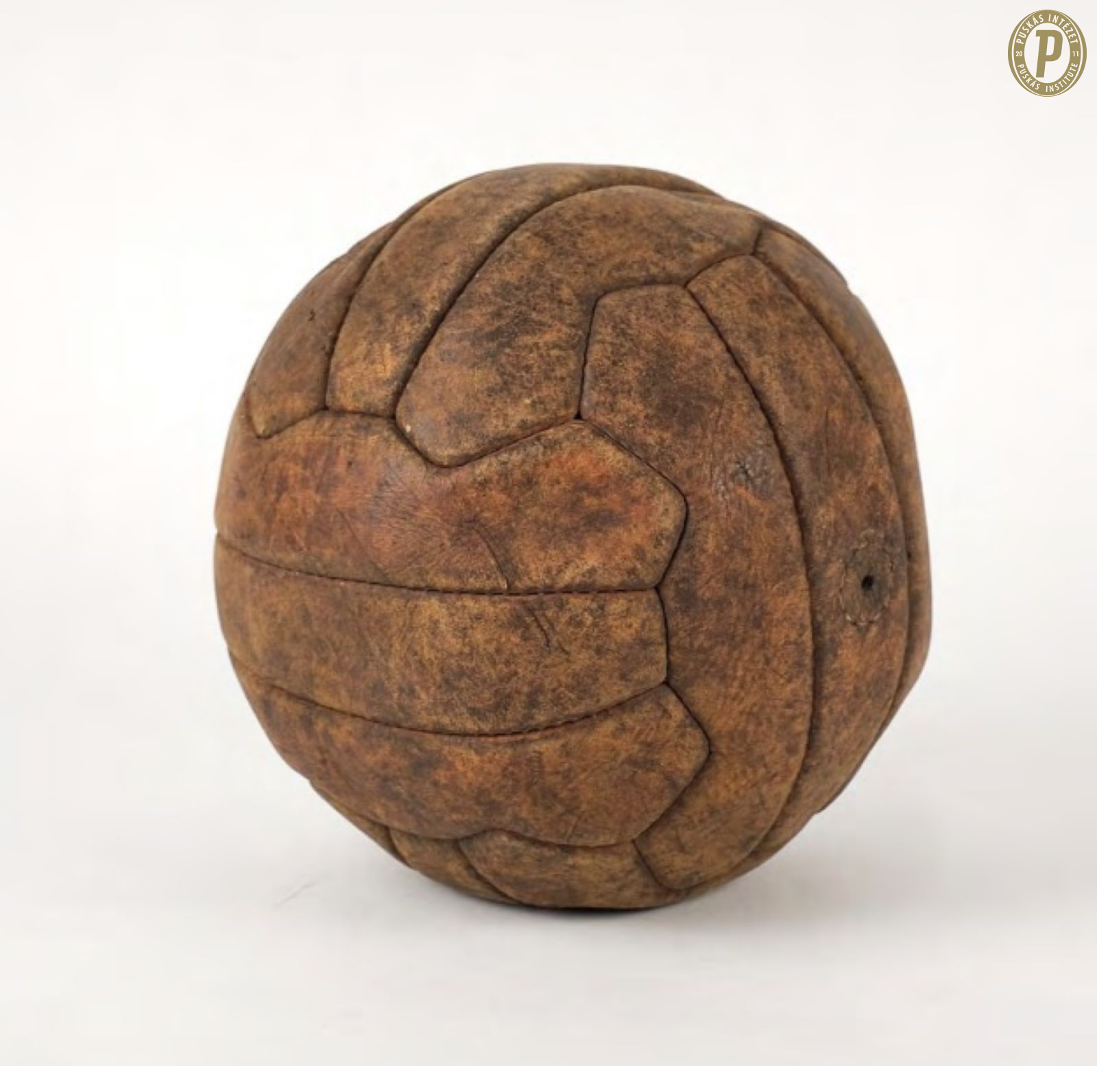 Hatvankilenc éves meccslabda