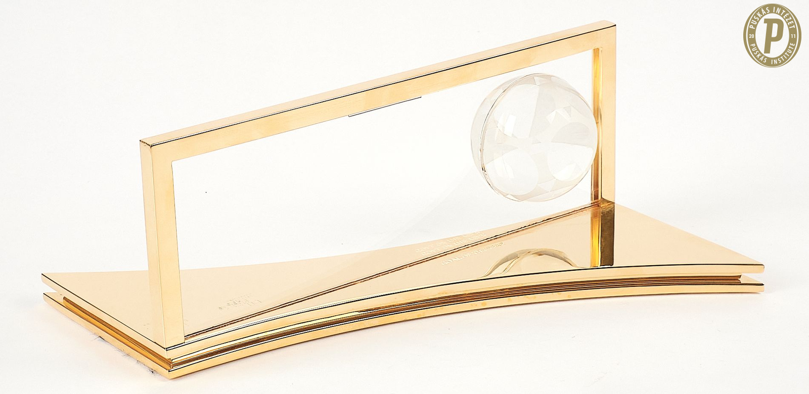 Hárman maradtak versenyben